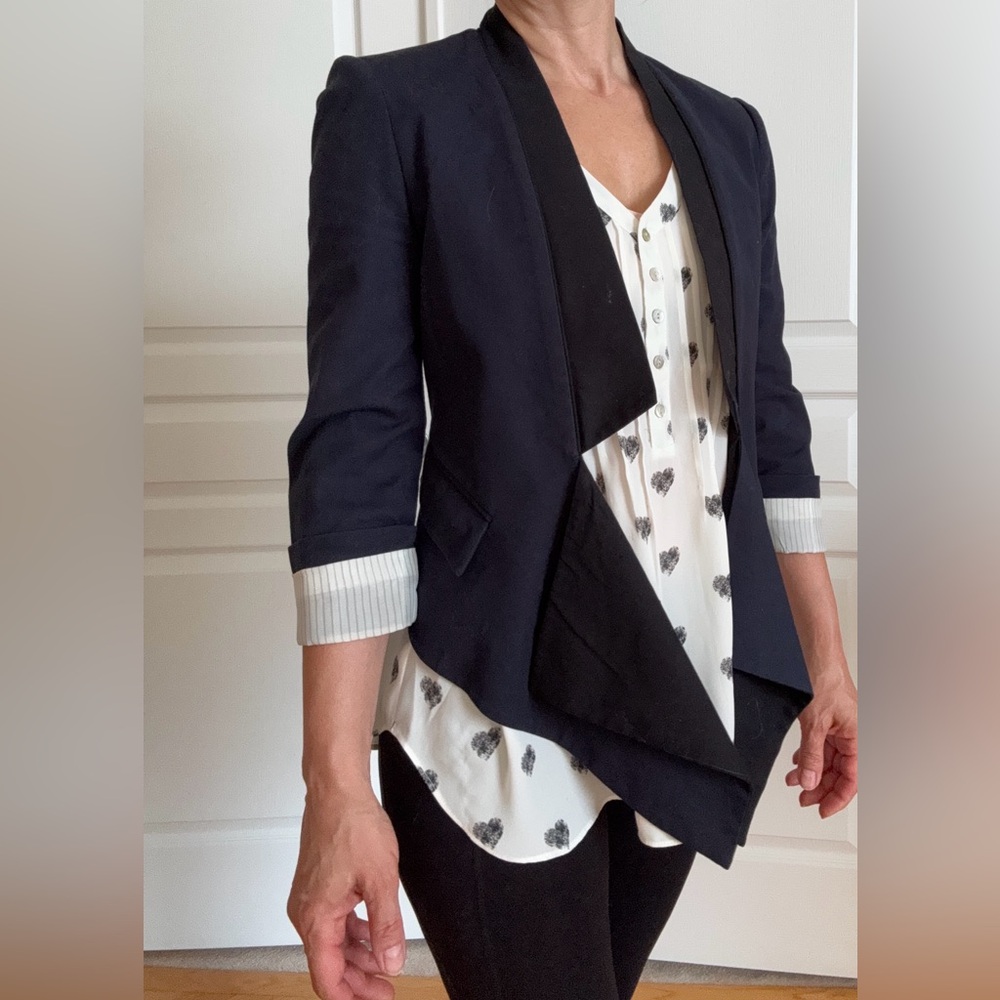 Elegant dark navy blue croped Women's Blazer BCBG size 2